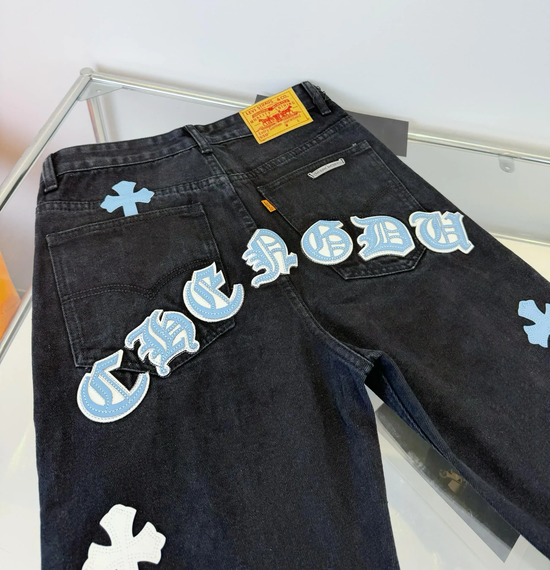 🅿️290 Chroe Hets CH Chroe Hets washed blue jeans, ceiling-level jeans, a pair is hard to find at the counter‼ ️ About Zangyin ✅ This is an extremely luxurious fashion brand that can also be called the aristocracy of the high street. It has always been an exclusive brand for some hipsters or the rich second generation. The color of this model is already very eye-catching by using a unique washed material. It is decorated with pink patchwork cross flowers, which cleverly highlights the charm of the brand. Secondly, this model adopts a classic high-waist cut design, which highlights the long legs and fashionable temperament of the upper body. The brand is highly recognizable and the slim-fitting configuration is more suitable for daily wear. The personality will be fashionable and the specifications can be seen at a glance. Materials and technology ✅ Needless to say, this point goes without saying. As an excellent craftsman brand, Zangyin's requirements for details and craftsmanship are really perfect. The washed color of this model has gone through a lot of processes, not to mention the embellishment of the denim appliqués. It is also purely handmade and sewn. Just like what they believe in, only handmade things have soul and have the meaning of wearing. A top-notch heavy-duty fashionable denim item, recommended by both hands‼ ️Size# 28 30 32 34
